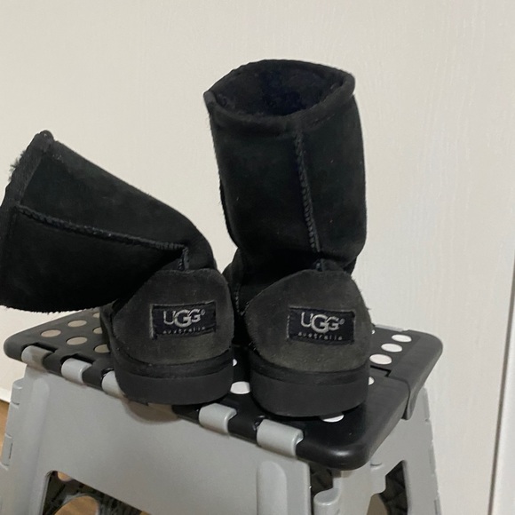 Used UGGS - Picture 2 of 4